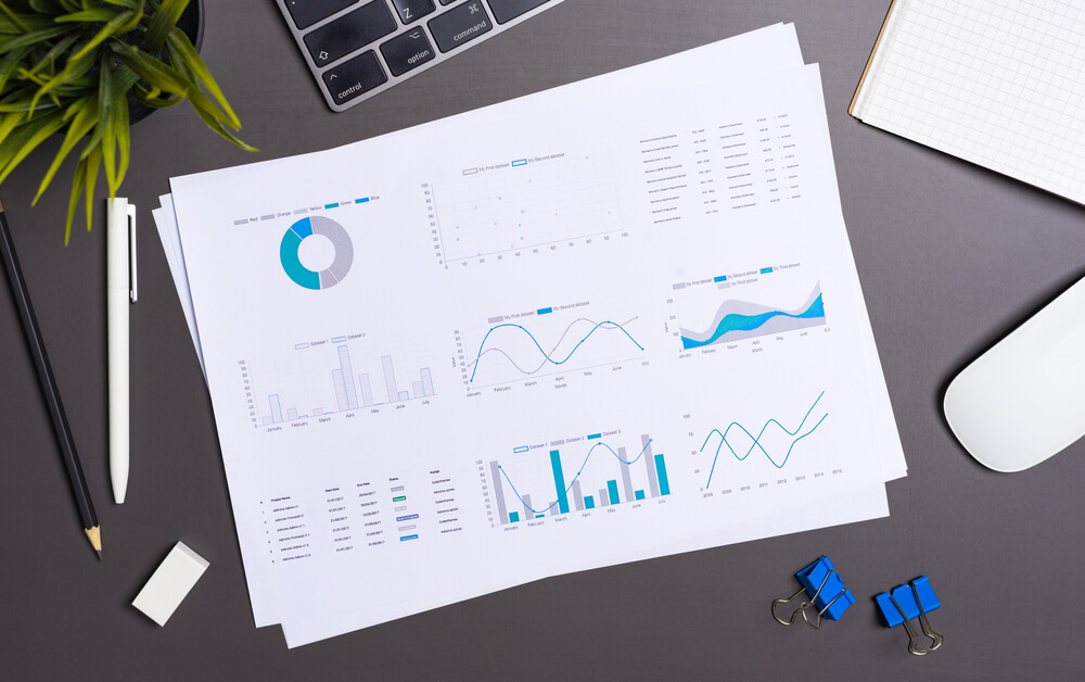 デスクに置かれたデータ分析レポートとグラフ