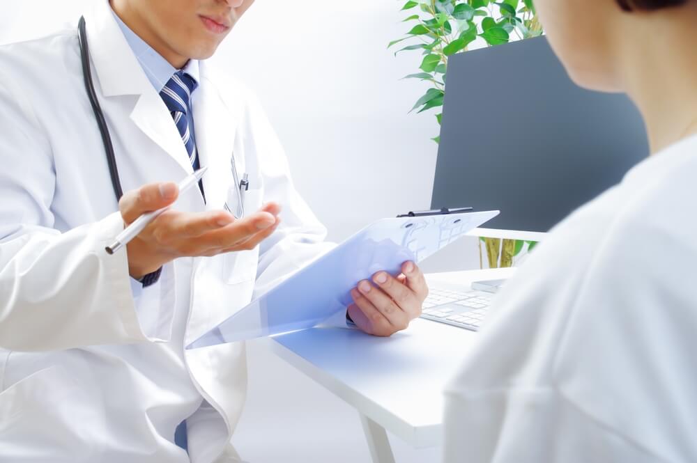 医師が患者に説明している様子