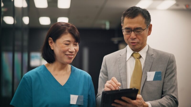 CROとSMOの違いとは？治験成功を左右するパートナー選びを解説